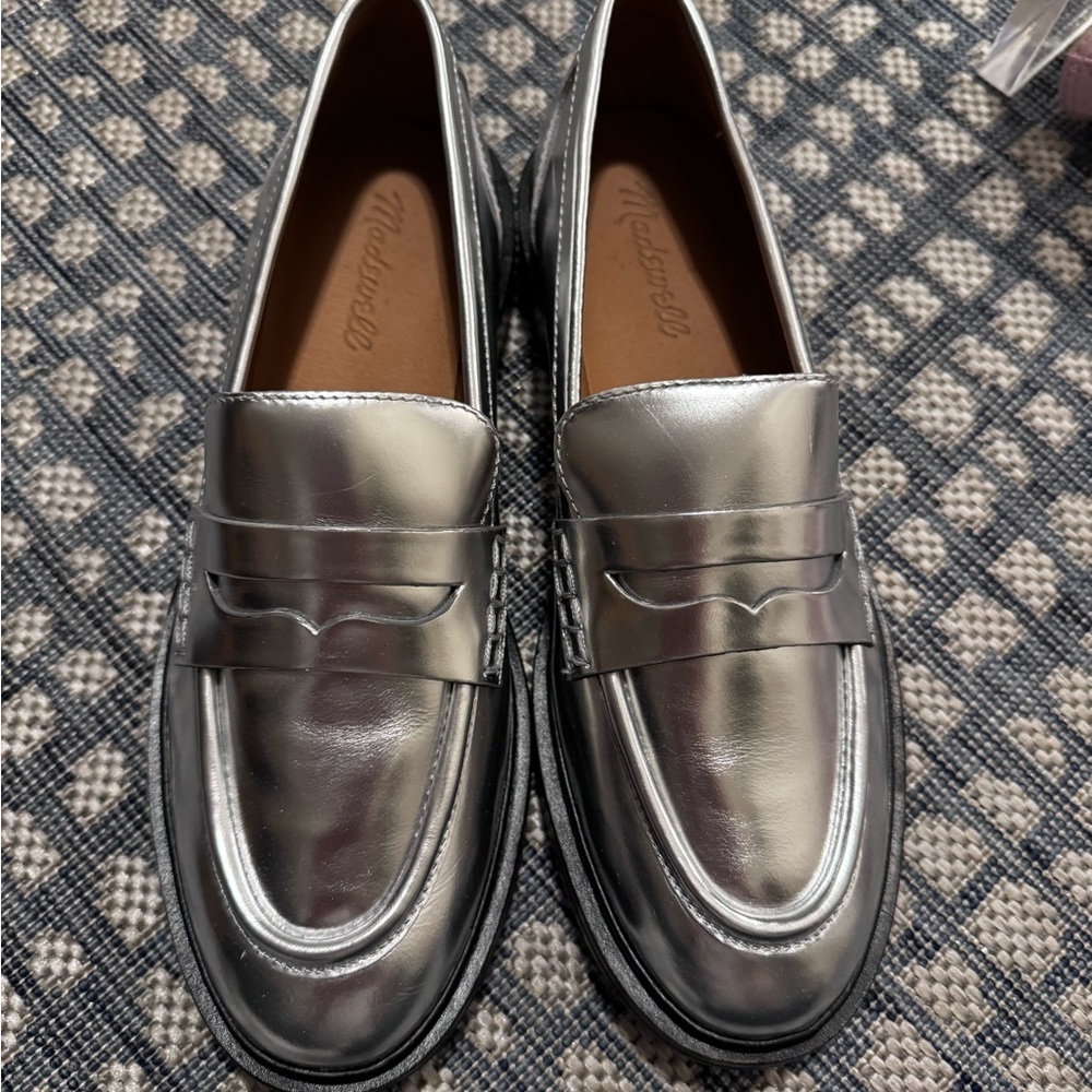 Never worn Madewell Vernon Loafer in Silver